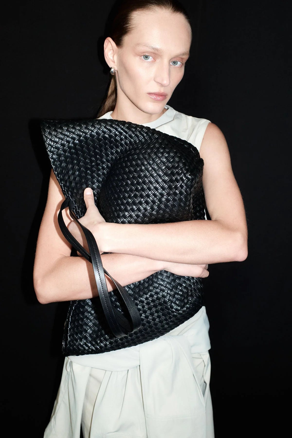 LARGE WOVEN TRAPEZE BAG - BLACK