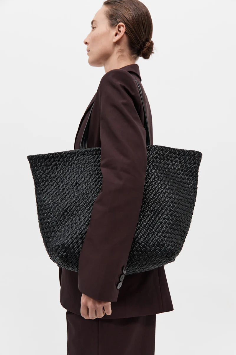 LARGE WOVEN TRAPEZE BAG - BLACK