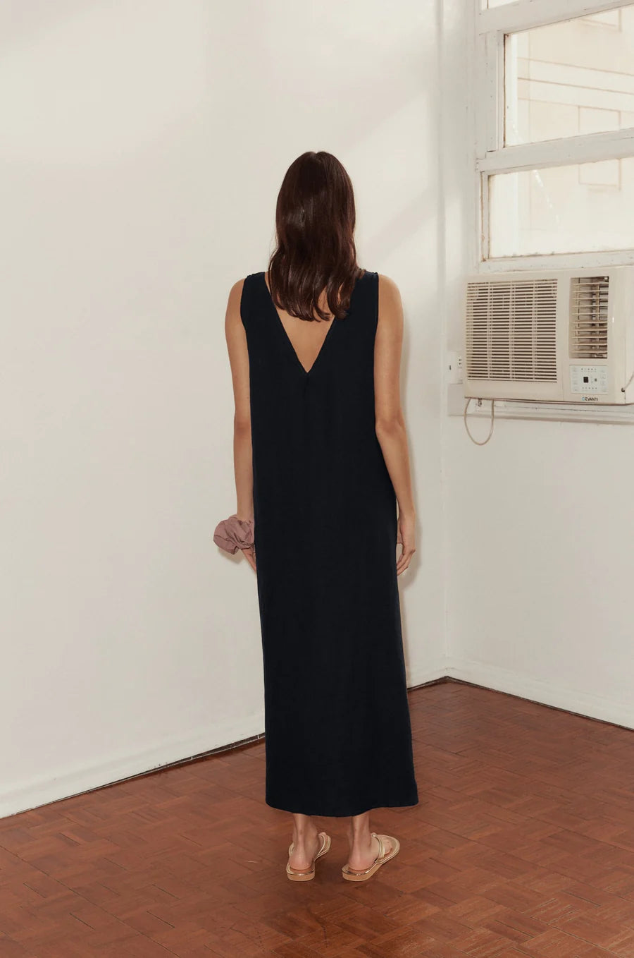 KEYHOLE DRESS - BLACK