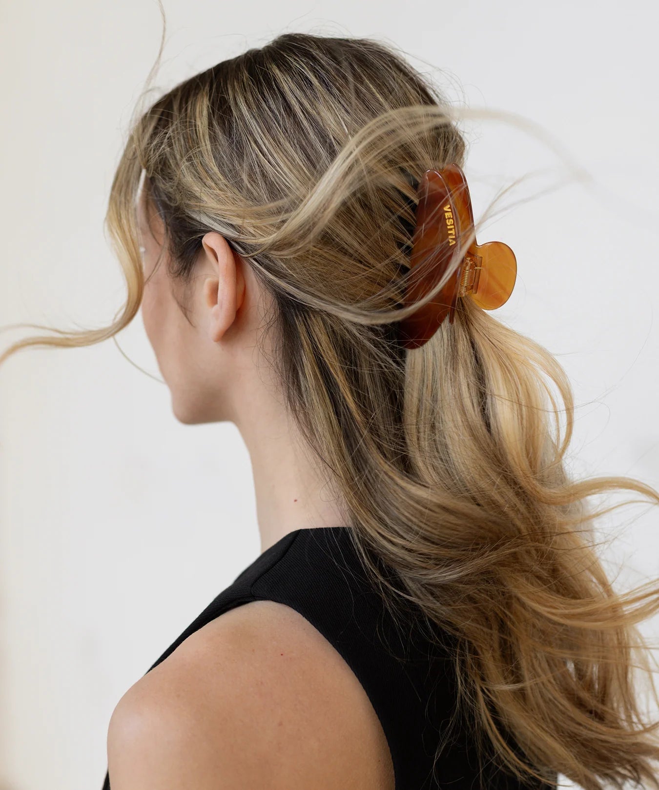 SIGNATURE CLAW CLIP - AMBER