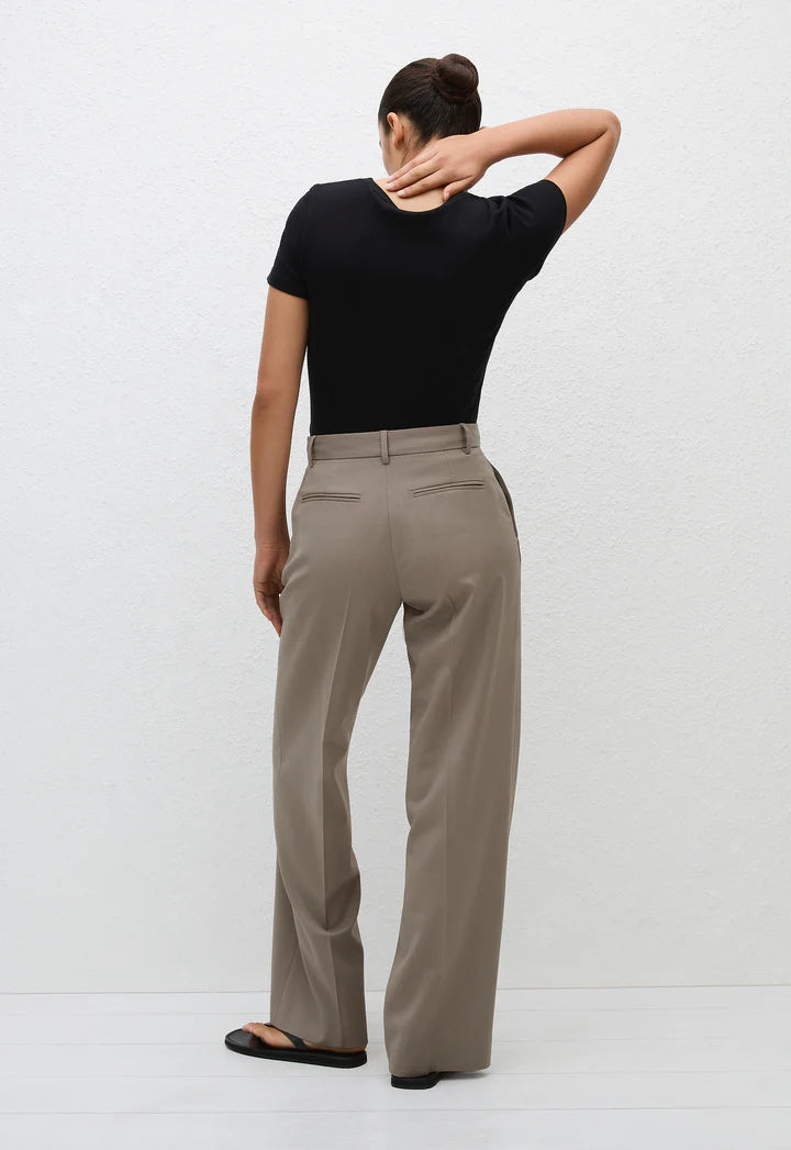 RELAXED TAILORED TROUSER - TAUPE