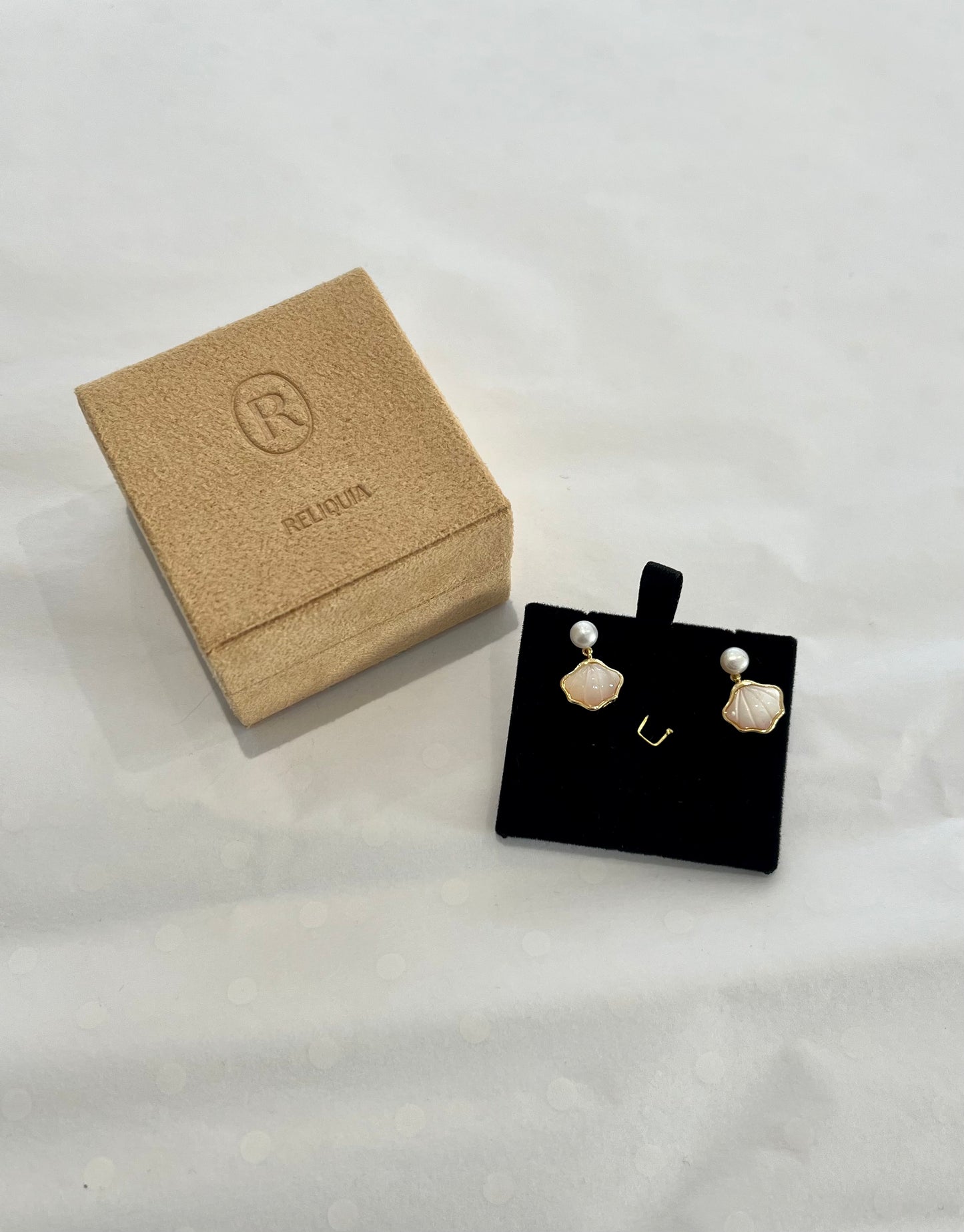 LORCA EARRINGS - GOLD SHELL