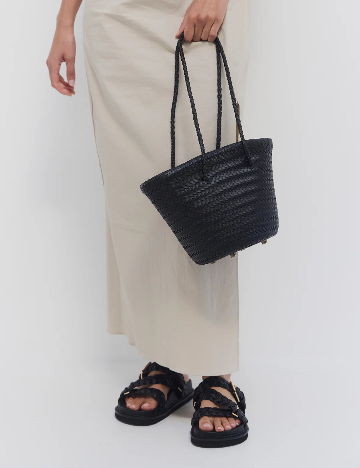 WOVEN BUCKET BAG - BLACK