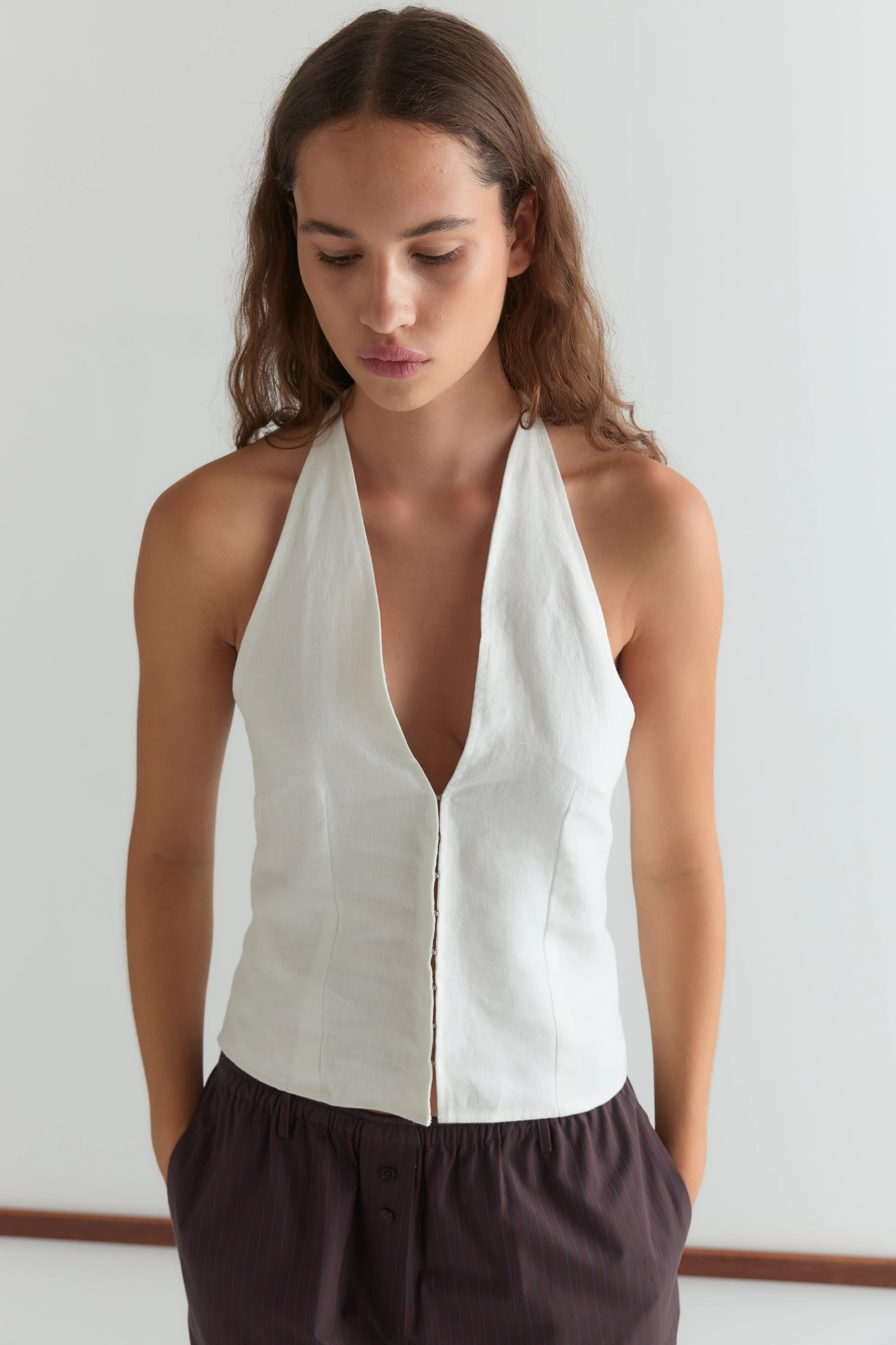 CLOSE HALTER TOP - WHITE