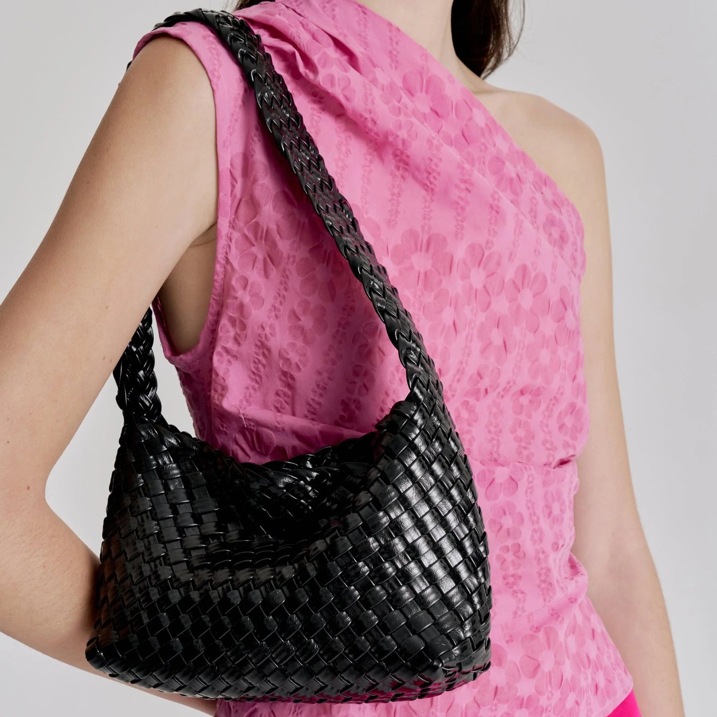 (PRE-ORDER) LUCA WOVEN SHOULDER BAG - BLACK GLOSSY CRINKLE