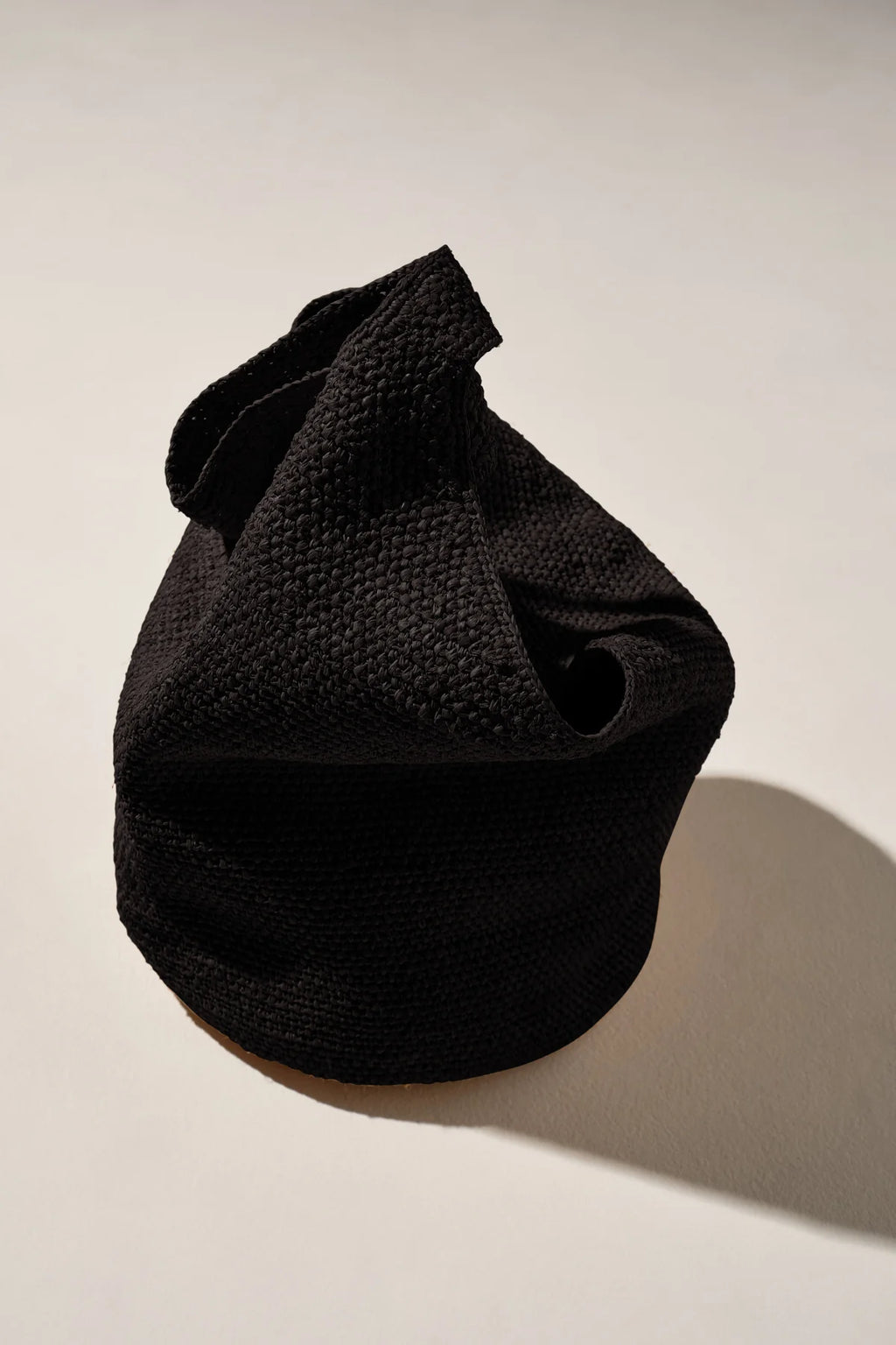 RAFFIA BUCKET BAG - BLACK