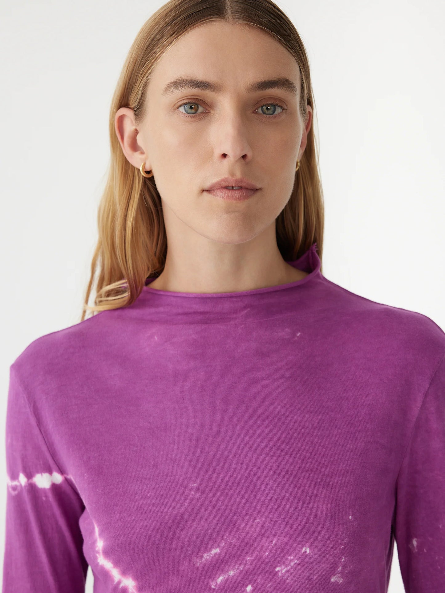 CRESCENT DYE RAISED NECK T SHIRT - MAGENTA