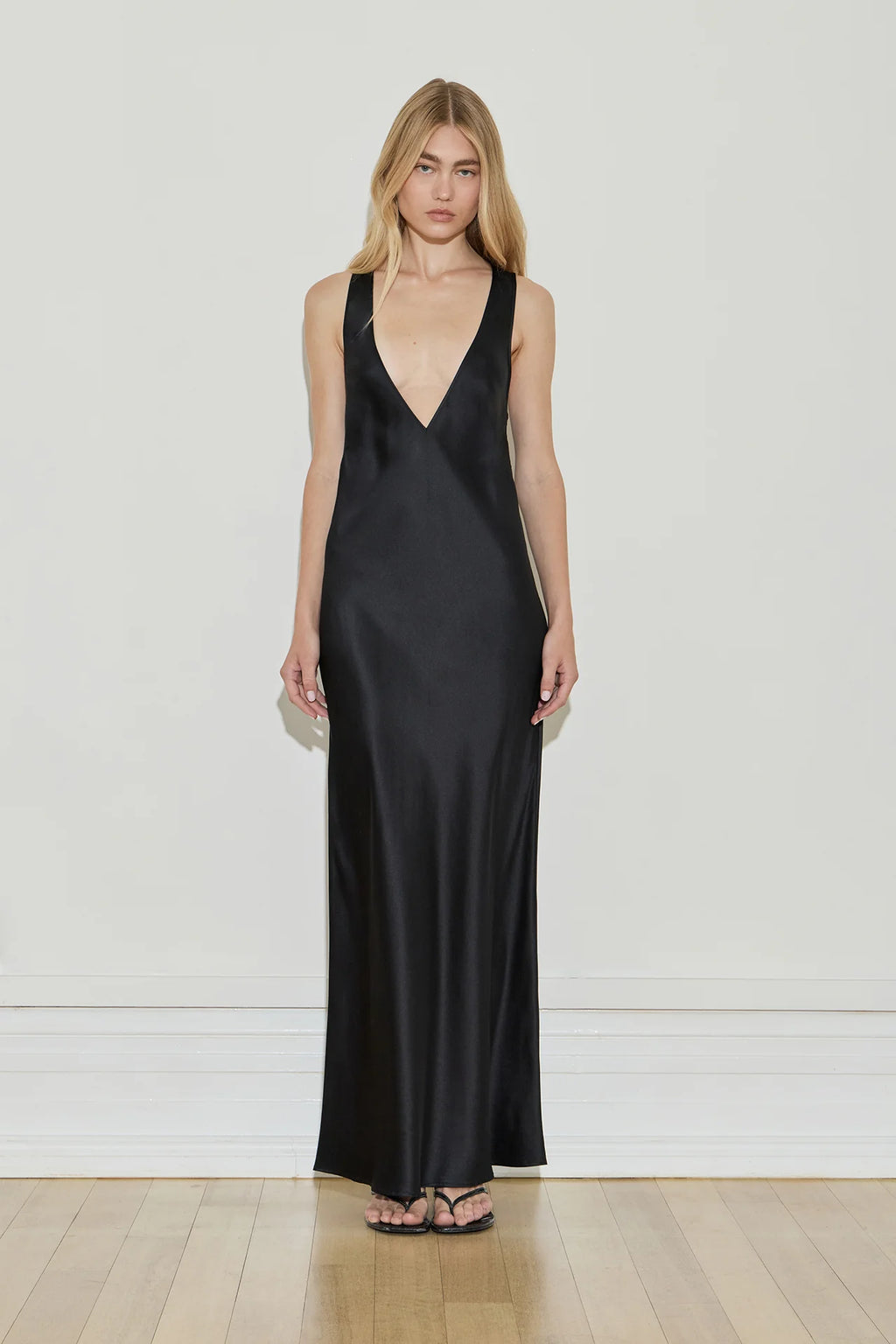 ALMOND NECKLINE MAXI - BLACK