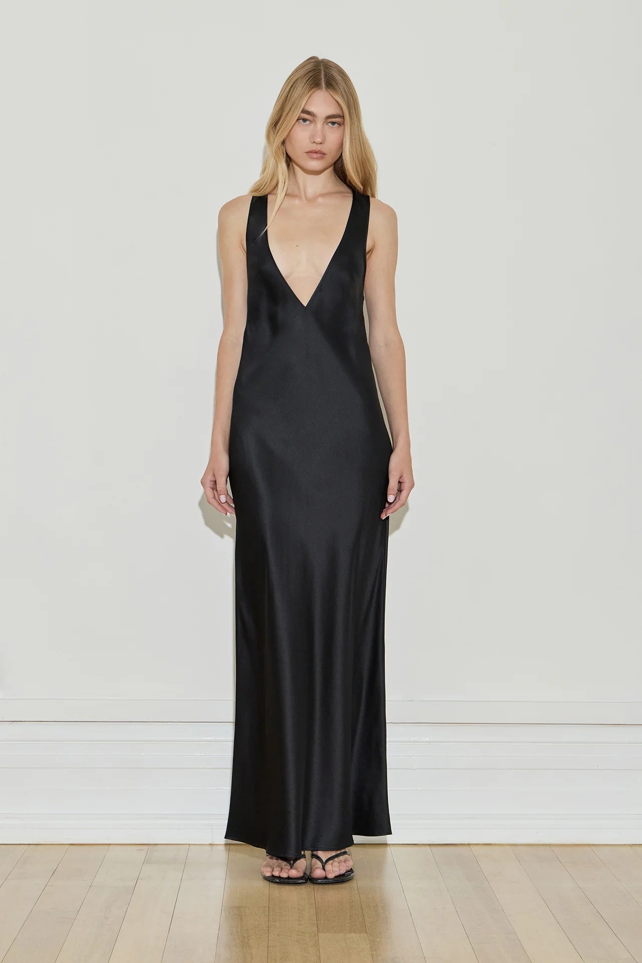 ALMOND NECKLINE MAXI - BLACK