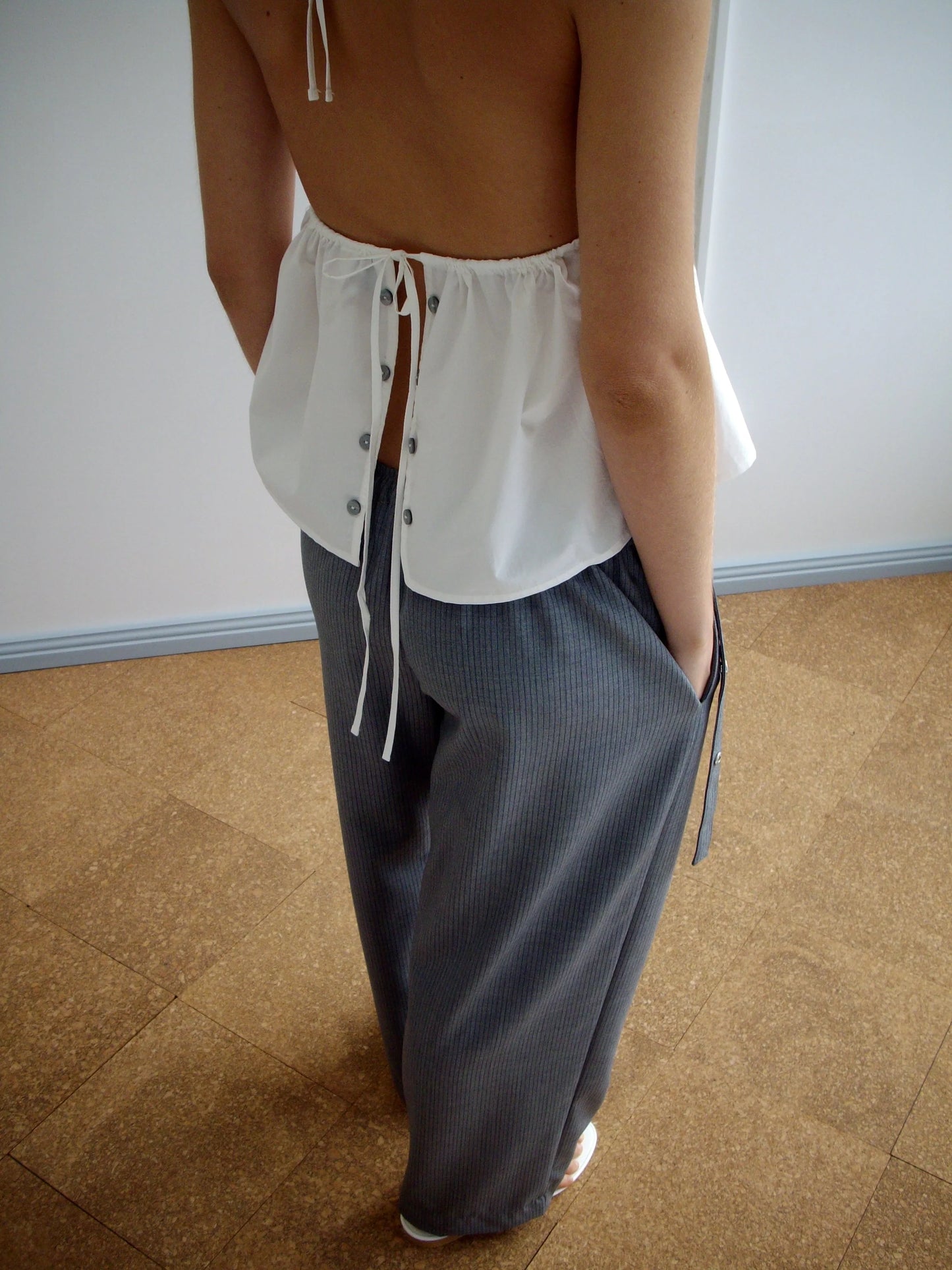 BUTTON HALTER - WHITE