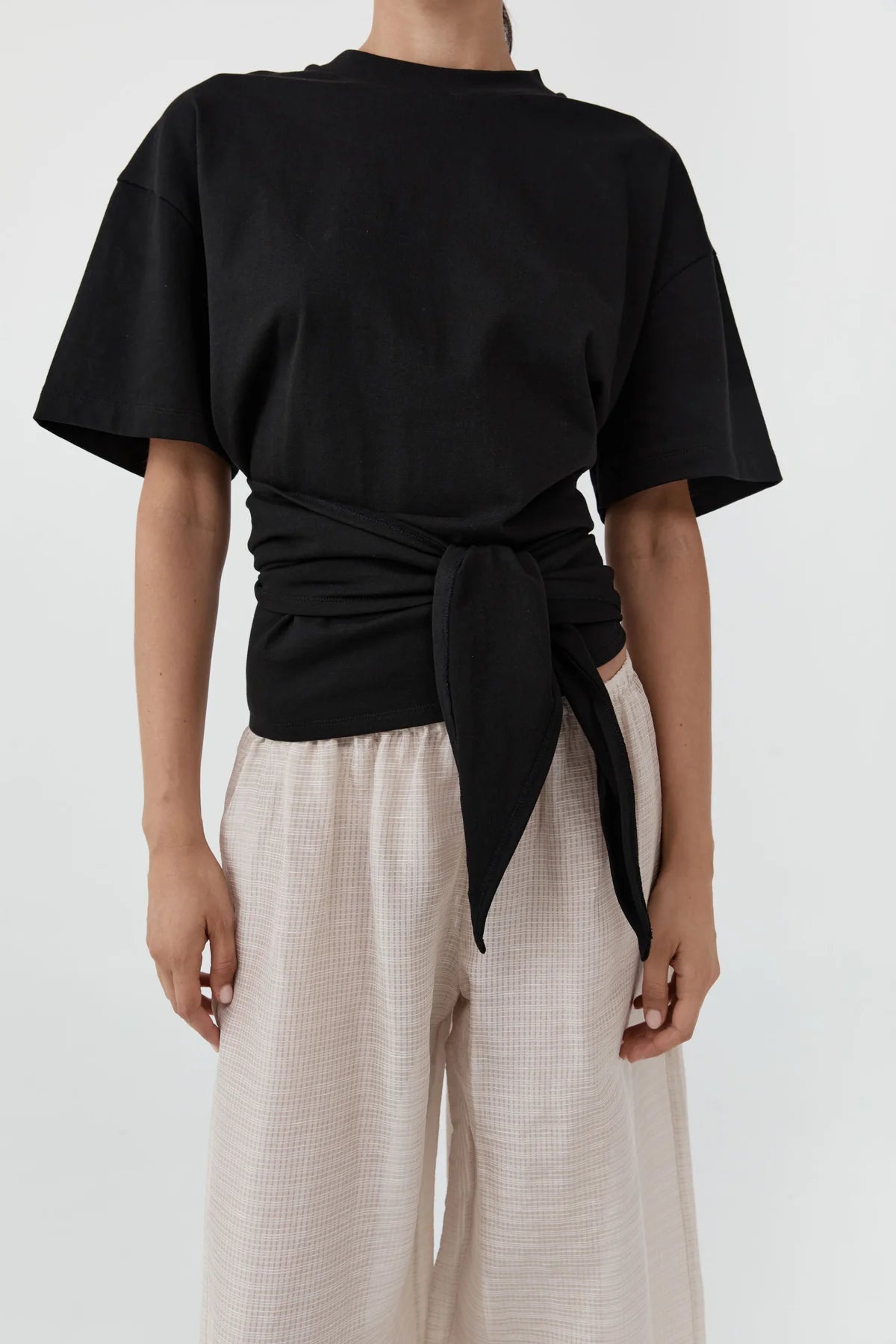 COTTON JERSEY SPLIT BLACK TEE - BLACK