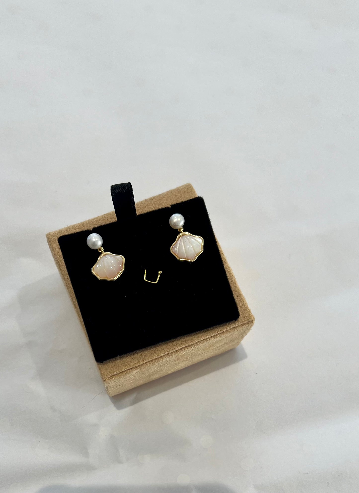 LORCA EARRINGS - GOLD SHELL