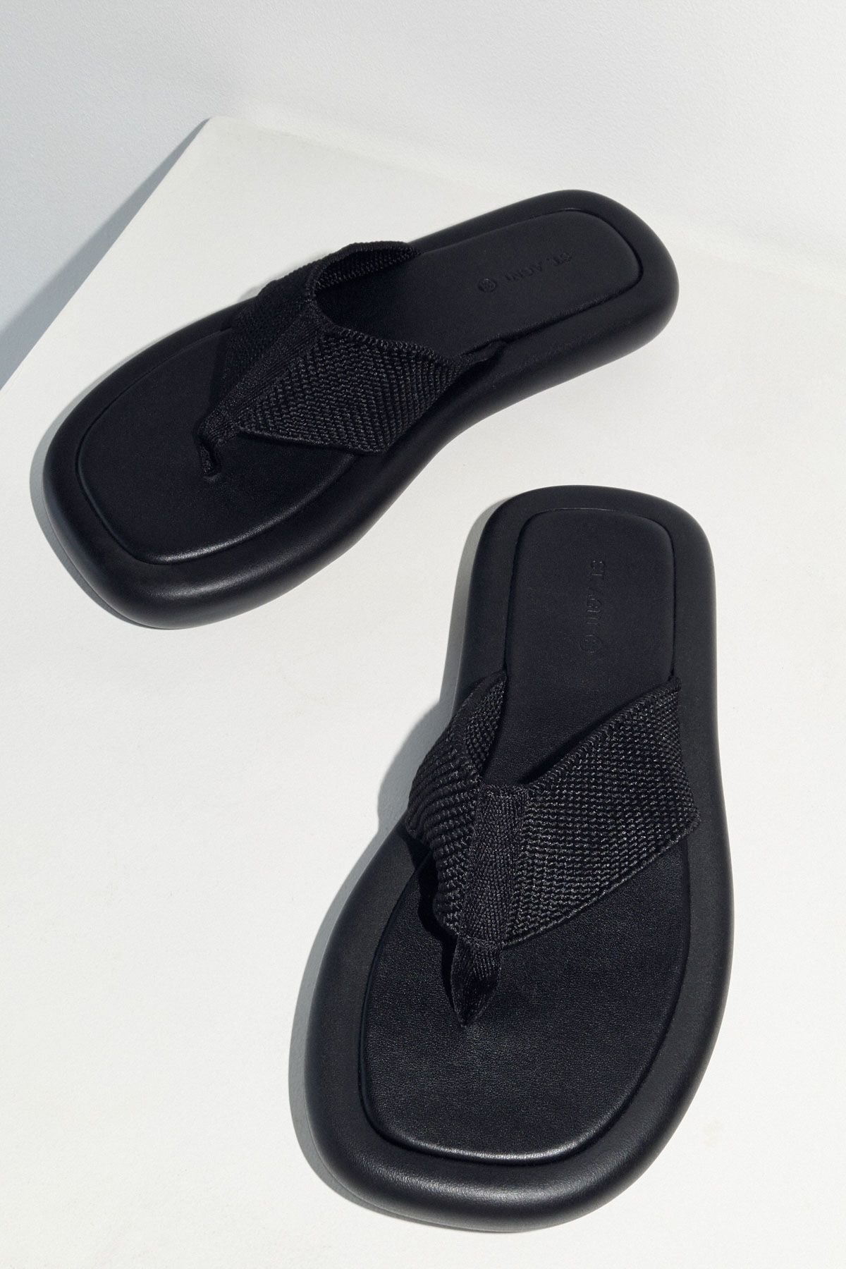 THONG FLATFORM - BLACK