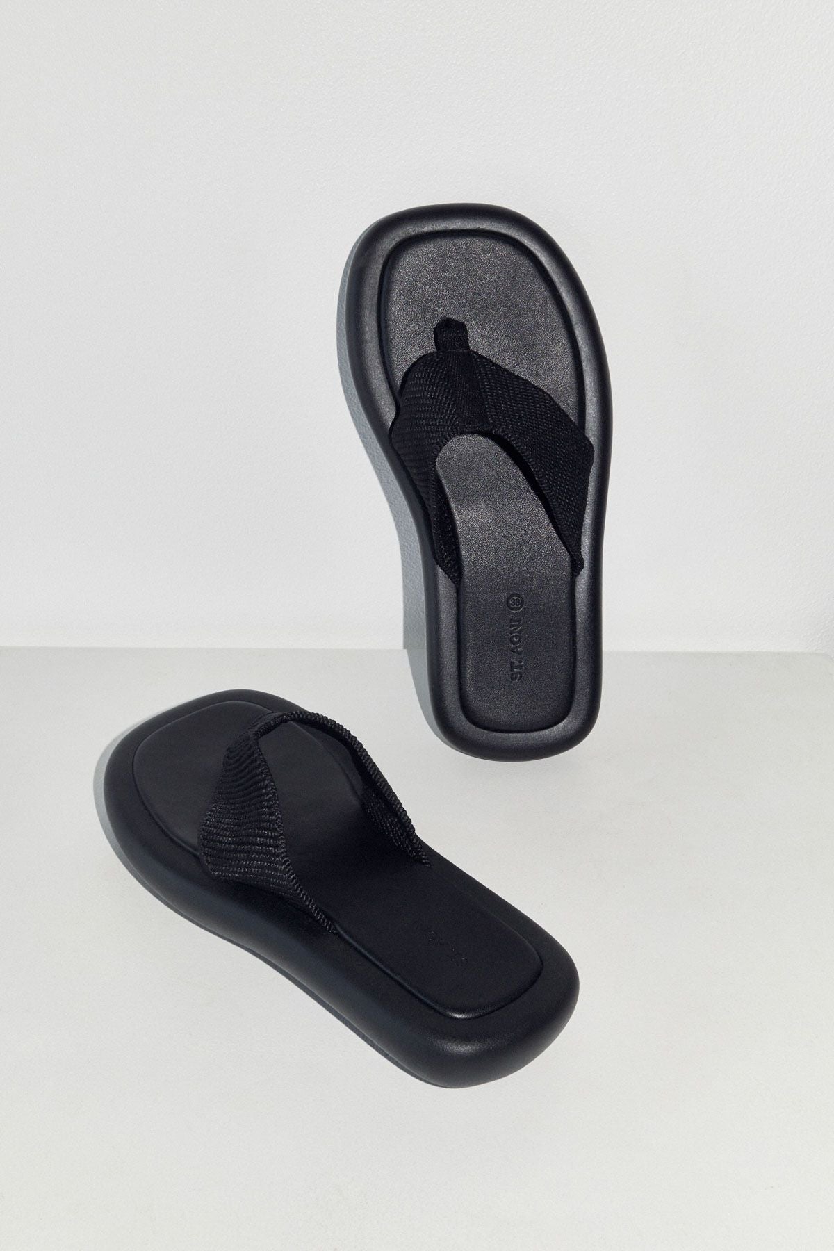 THONG FLATFORM - BLACK